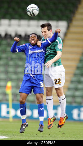 Swindon Town's Paul Benson (left) and Plymouth Argyle's Maxime Blanchard  battle for the ball during the npower Football League Two match at the  County Ground, Swindon Stock Photo - Alamy