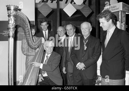 Playwright and actor Emlyn Williams, seated, joined by friends to celebrate his 80th birthday in London. Left to right; harpist Caryl Thomas; Prys Edwards, chairman of the Welsh Tourist Board; Howard William, Welsh Youth Organisation; actor Philip Madoc; Lord Edmond Davies, president of London Welsh; and Keith Raffan, MP for Delyn. Stock Photo