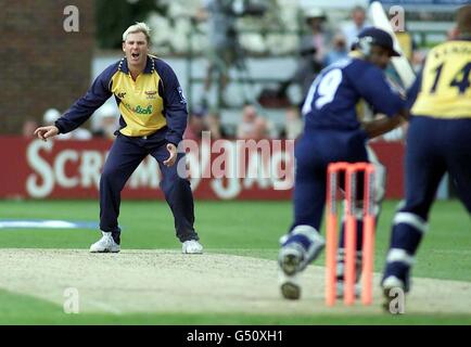 Hampshire's star signing Shane Warne appeals in vain for lbw during the Norwich Union National Cricket League match between Hampshire Hawkes and Warwickshire Bears at the County Ground, Southampton. He took both his first two county wickets in the final over. Stock Photo