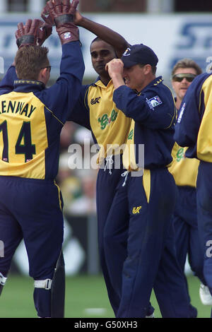 Hampshire bowler Dimitri Mascarenhas (centre, facing camera) celebrates his second wicket. during the Norwich Union National Cricket League match between Hampshire Hawkes and Warwickshire Bears at the County Ground, Southampton. Stock Photo