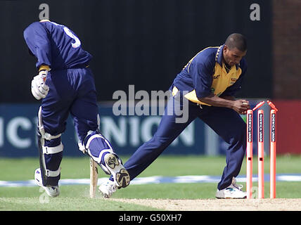Hampshire bowler Dimitri Mascarenhas fails narrowly to run out David Hemp during the Norwich Union National Cricket League match between Hampshire Hawkes and Warwickshire Bears at the County Ground, Southampton. Stock Photo