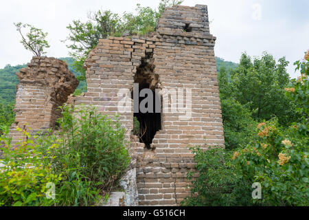 China, Beijing, Hike on the Great Wall, decayed building in nature Stock Photo