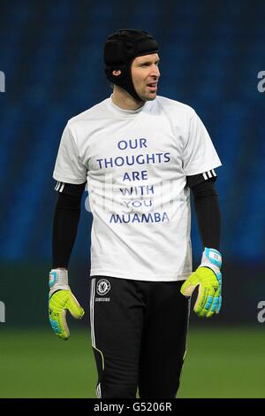 Soccer - Barclays Premier League - Manchester City v Chelsea - Etihad Stadium. Chelsea goalkeeper Petr Cech wearing a t-shirt reading 'Our Thoughts are with you Muamba' during the warm up Stock Photo