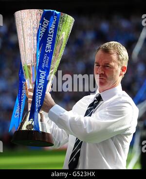 Soccer - Johnstone's Paint Trophy - Final - Chesterfield v Swindon Town - Wembley Stadium. Chesterfield manager John Sheridan celebrates with the Johnstone's Paint Trophy Stock Photo