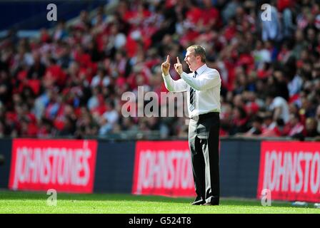 Soccer - Johnstone's Paint Trophy - Final - Chesterfield v Swindon Town - Wembley Stadium. Chesterfield manager John Sheridan gestures on the touchline Stock Photo