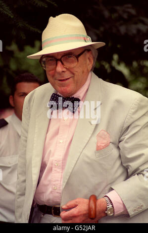 Television presenter Sir Robin Day arriving at Television presenter David Frost's, Summer Garden Party held in central London. 07/08/2000 Sir Robin Day's death was confirmed. Stock Photo