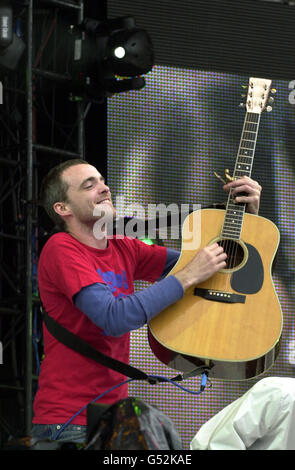 Singer Fran Healy, of Scottish pop group Travis, performing on stage at the Capital Radio 2000 Party In The Park concert at Hyde Park in London. Stock Photo