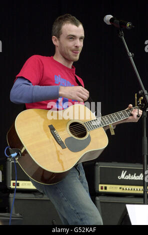 Singer Fran Healy, of Scottish pop group Travis, performing on stage at the Capital Radio 2000 Party In The Park concert at Hyde Park in London. Stock Photo