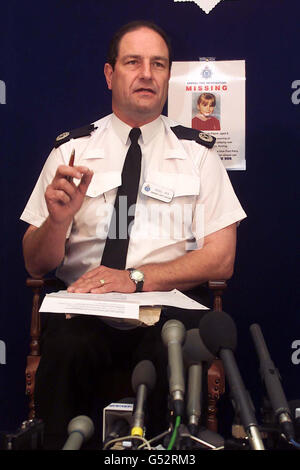 Assistant Chief Constable Nigel Yeo speaking at a press conference at Littlehampton Police Station in Sussex, about the disappearance of eight year old Sarah Payne. Stock Photo