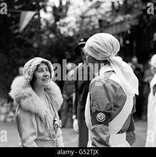 The Duchess of York (later the Queen Mother) talking to a nurse at Harrow Hospital. Stock Photo