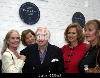 L-R: Shirley Eaton, Jenny Hanley, Spike Milligan, Valerie Leon and Lois Maxwell at the unveiling at Elstree Studios, Hertfordshire of a British Comedy Society commemorative blue plaque celebrating the life and work of Peter Sellers. * 27/02/02: Spike Milligan died early today at his home in Sussex, his agent said. Stock Photo