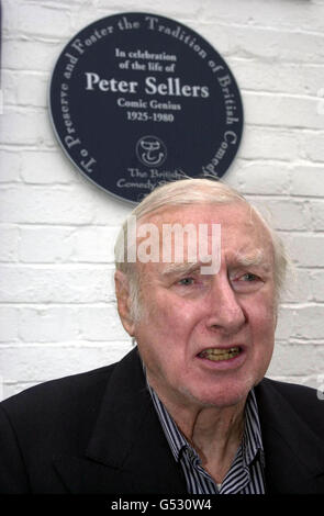 Comedian Spike Milligan at the unveiling of a British Comedy Society commemorative blue plaque celebrating the life and work of Peter Sellers, at Elstree Studios, Hertfordshire. 30/12/2000: Milligan to be awarded an Honorary Knighthood. * ...in the Queen's New Years Honours list. 27/02/02: Spike Milligan died early today at his home in Sussex, his agent said. Stock Photo