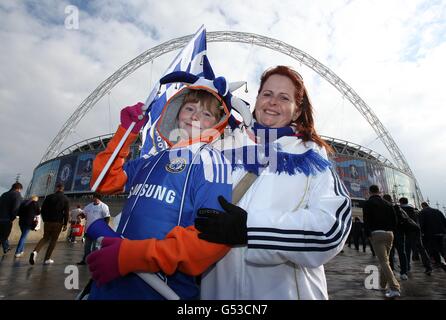 Soccer - FA Cup - Semi Final - Tottenham Hotspur v Chelsea - Wembley Stadium. Chelsea fans Ethan Stephens and Sophie Stephens on Wembley Way before the match Stock Photo