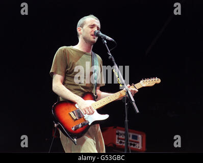 Fran Healy, lead singer of the band Travis performing on stage at the V2000 music festival in Chelmsford, in Essex. Stock Photo