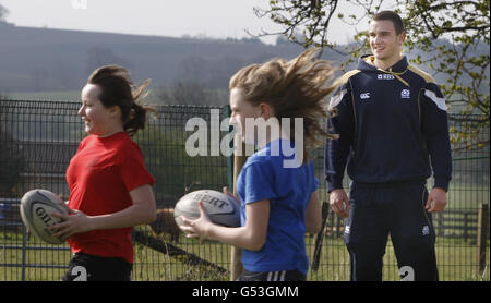 Scotland 7s player Adam Ashe returns to his former school, Alva Primary School in Clackmannanshire, to meet pupils ahead of the Emirates Airline Glasgow 7s. Stock Photo