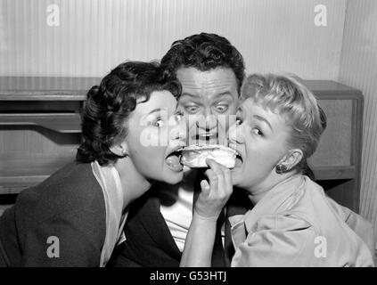 Performer Harry Secombe with opera singer Adele Leigh (left) and comedienne Joan Sims durign a tea break from work on Harry's first feature picture 'Davy', on the Ealing Films set at Elstree in Hertfordshire. * 28/06/2001...Performer Harry Secombe (C)with opera singer Adele Leigh (left) and comedienne Joan Sims. Comedy actress Sims, known to millions for her roles in the Carry On movies has died aged 71, her agent said Stock Photo