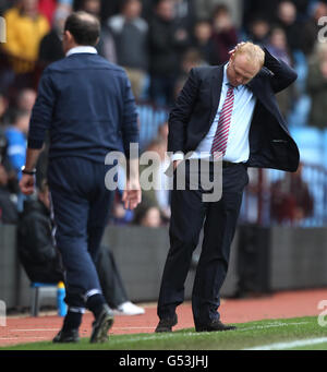 Aston Villa's Manager Alex McLeish shows his fustration on the touchline with Sunderland's Manager Martin O'Neil (left) during the Barclays Premier League match at Villa Park, Birmingham. Stock Photo