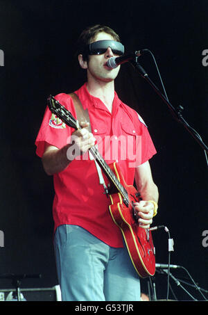 Gruff Rhys, lead singer and guitarist of Welsh band Super Furry Animals, performing on stage at Reading Music Festival 2000. Stock Photo