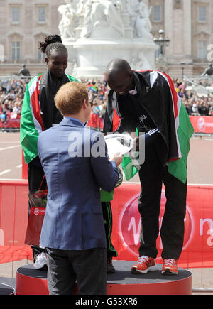 Athletics - 32nd Virgin London Marathon. Prince Harry presents an award to Kenya's Wilson Kipsang, winner of the the men's Elite race during the 2012 London Marathon, London Stock Photo