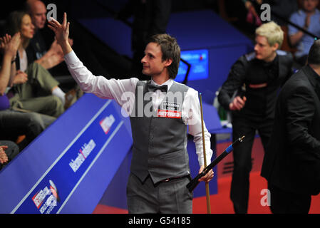 England's David Gilbert waves to the crowd as he walks off after losing his second round match against Australia's Neil Robertson during the Betfred.com World Snooker Championships at the Crucible Theatre, Sheffield. Stock Photo