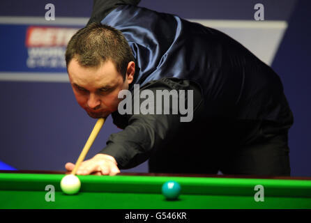 Scotland's Stephen Maguire in action against England's Joe Perry during the Betfred.com World Snooker Championships at the Crucible Theatre, Sheffield. Stock Photo