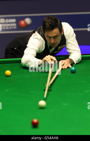 England's Ronnie O'Sullivan misses pot with the rest in the final game of the session during his match with Australia's Neil Robertson during the Betfred.com World Snooker Championships at the Crucible Theatre, Sheffield. Stock Photo