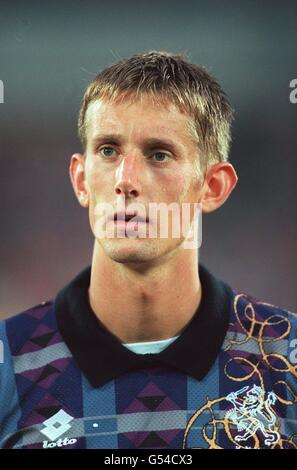 Soccer - UEFA Euro 1996 qualifying Group 5 - Netherlands v Belarus - De Kuip, Rotterdam. EDWIN VAN DER SAR, NETHERLANDS ****** PORTRAIT Stock Photo