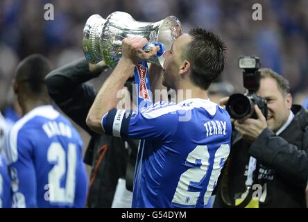 Soccer - FA Cup - Final - Liverpool v Chelsea - Wembley Stadium. Chelsea's John Terry celebrates with the FA Cup after victory over Liverpool Stock Photo