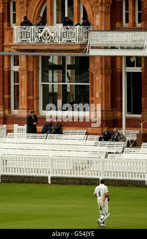 Cricket - LV= County Championship - Division One - Day Two - Middlesex v Worcestershire - Lord's. Middlesex's Andrew Strauss walks back to the pavilion after being dismissed lbw by Worcestershire's Aneesh Kapil Stock Photo