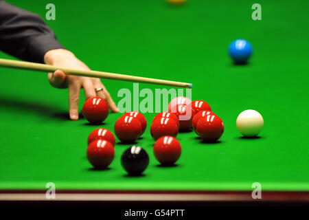 Snooker - Betfred.com World Snooker Championships - Day Five - The Crucible Theatre. Detailed view of a player taking a shot Stock Photo