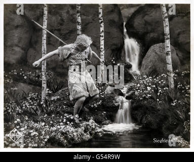 ‘Die Nibelungen: Siegfried’ 1924 German fantasy film directed by Fritz Lang (1890-1976) original lobby card showing Siegfried’s (Paul Richter) death at the spring. Stock Photo