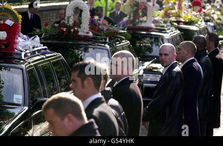 Mourners at Ronnie Kray's funeral in Bethnal Green Stock Photo - Alamy