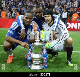 Chelsea's Didier Drogba (left), Salomon Kalou and goalkeeper Petr Cech (right) celebrate with the FA Cup trophy after victory over Liverpool Stock Photo