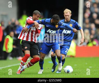 Manchester United's Patrice Evra (centre) and Paul Scholes (right) battle for the ball with Sunderland's Fraizer Campbell (left) Stock Photo