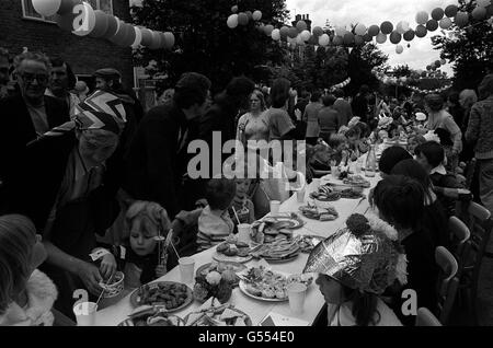 A street party held to celebrate the Silver Jubilee of Queen Elizabeth II's reign at Woodford Bridge, Essex. Stock Photo