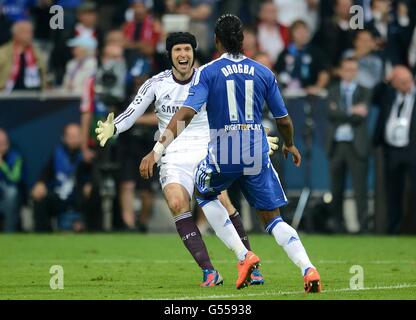 Soccer - UEFA Champions League - Final - Bayern Munich v Chelsea - Allianz Arena. Chelsea's Didier Drogba and Petr Cech (left) celebrate victory after the final whistle Stock Photo