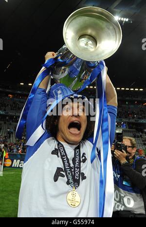 Chelsea's David Luiz celebrates with the UEFA Champions League trophy after the final whistle Stock Photo