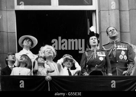 Queen Elizabeth II and members of the Royal family on the balcony of Buckingham Palace after the Trooping the Colour. Left to right; The Earl of St Andrews, Lady Helen Windsor, Princess Anne, Lady Sarah Armstrong-Jones, the Queen Mother, Prince Edward, the Queen and the Duke of Edinburgh. Stock Photo