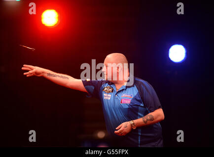 Andy Hamilton in action against Kevin Painter during the McCoy's Premier League Darts meeting at the Metro Radio Arena, Newcastle. Stock Photo