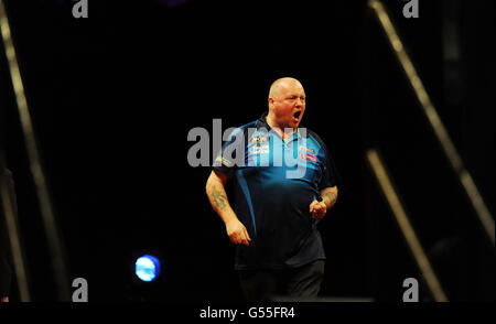 Darts - McCoy's Premier League Darts - Metro Radio Arena. Andy Hamilton in action against Kevin Painter during the McCoy's Premier League Darts meeting at the Metro Radio Arena, Newcastle. Stock Photo