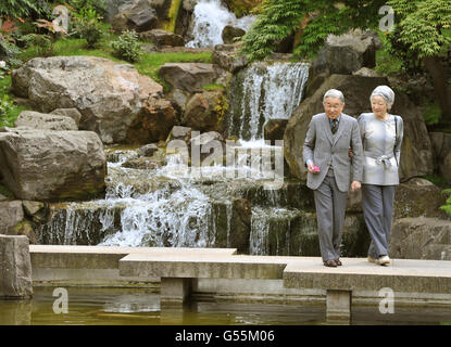 RETRANSMITTED CORRECTING EMPEROR'S NAME The Emperor and Empress of Japan Akihito and Michiko walk across a concrete bridge, as they tour the Kyoto Japanese Garden, in Holland Park West London. Stock Photo