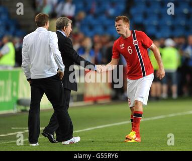 Soccer - International Friendly - Norway v England - Ullevaal Stadium. Norway's John Arne Riise (right) shakes hands with England manager Roy Hodgson after the game Stock Photo