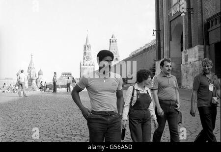 Great Britain's Daley Thompson, Decathlon gold medalist, relaxes in Moscow's Red Square Stock Photo