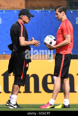 Marseille, France. 20th June, 2016. Poland's head coach Adam Nawalka (L) talks to player Grzegorz Krychowiak during a training session of the Polish national soccer team on the training pitch at the Centre Robert-Louis-Dreyfus in Marseille, France, 20 June 2016. Poland will face Ukraine in the UEFA EURO 2016 group C preliminary round match in Marseille on 21 June 2016. Photo: Federico Gambarini/dpa/Alamy Live News Stock Photo