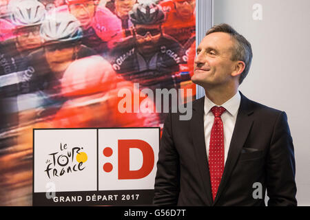 Duesseldorf, Germany. 20th June, 2016. Lord Mayor Thomas Geisel (SPD) standing at introductory press event for the Bora - Argon 18 team for the Tour de France in Duesseldorf, Germany, 20 June 2016. At this year's Tour de France running from July 2 to 24 those from the second division will take part thanks to a wildcard. The first stage of the Tour 2017 will take place in Dusseldorf Photo: MAJA HITIJ/dpa/Alamy Live News Stock Photo