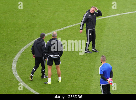 Paris, France. 20th June, 2016. Northern Ireland's coach Michael O'Neill (right) scratches his head during a training session of the Northern Ireland national soccer team at the Parc des Princes in Paris, France, 20 June 2016. Germany will face Northern Ireland in the UEFA EURO 2016 group C preliminary round match in Paris on 21 June 2016. Photo: Christian Charisius/dpa/Alamy Live News Stock Photo