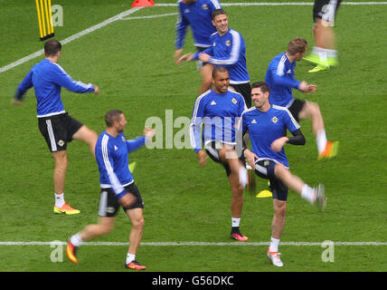 Paris, France. 20th June, 2016. Northern Ireland's Josh Magennis (c) is surrounded by teammates during warm-up at a training session of the Northern Ireland national soccer team at the Parc des Princes in Paris, France, 20 June 2016. Germany will face Northern Ireland in the UEFA EURO 2016 group C preliminary round match in Paris on 21 June 2016. Photo: Christian Charisius/dpa/Alamy Live News Stock Photo