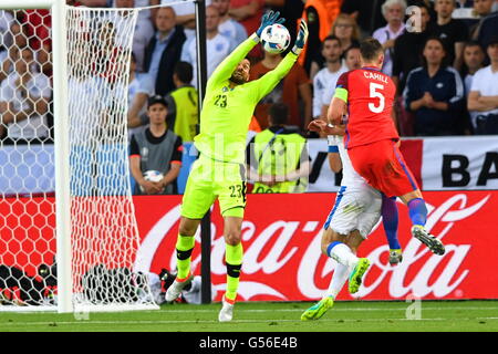 Saint-Etienne, France. 20th June, 2016. Goalkeeper Tom Heaton of England challenges for the ball during the preliminary round Group B match between Slovakia and England at Geoffroy Guichard stadium in Saint-Etienne, France, 20 June, 2016. Photo: Uwe Anspach/dpa/Alamy Live News Stock Photo