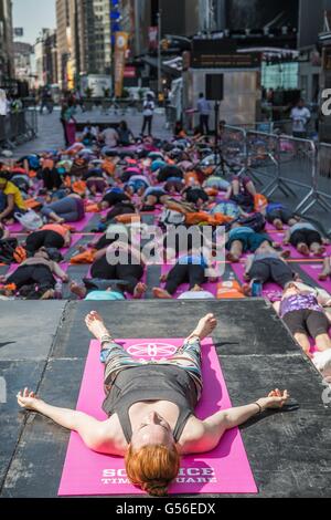 New York, USA. 20th June, 2016. Enthusiasts participate in a yoga class during the 14th Annual Solstice in Times Square event in New York, the United States, June 20, 2016. Thousands of yoga enthusiasts participated in the yoga class in Times Square to celebrate the summer solstice here on Monday. © Li Changxiang/Xinhua/Alamy Live News Stock Photo