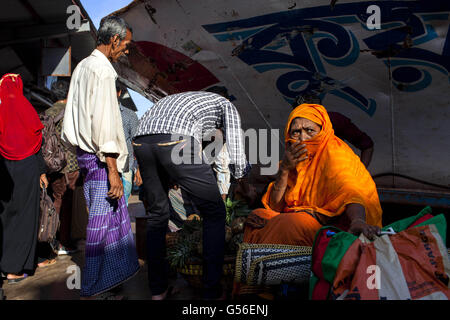 Dhaka, Dhaka, Bangladesh. 20th June, 2016. June 20, 2016 Dhaka Bangladesh ''“ People are come to going their village at sadarghat launch terminal in Dhaka. This time Bangladesh is the most populated countries in the world. Where 28,000 people live per square kilometer in its capital city of Dhaka. © K M Asad/ZUMA Wire/Alamy Live News Stock Photo